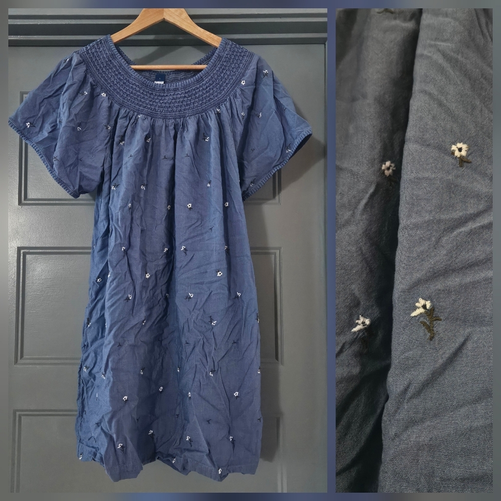 old navy large beautiful floral blue dress with pockets